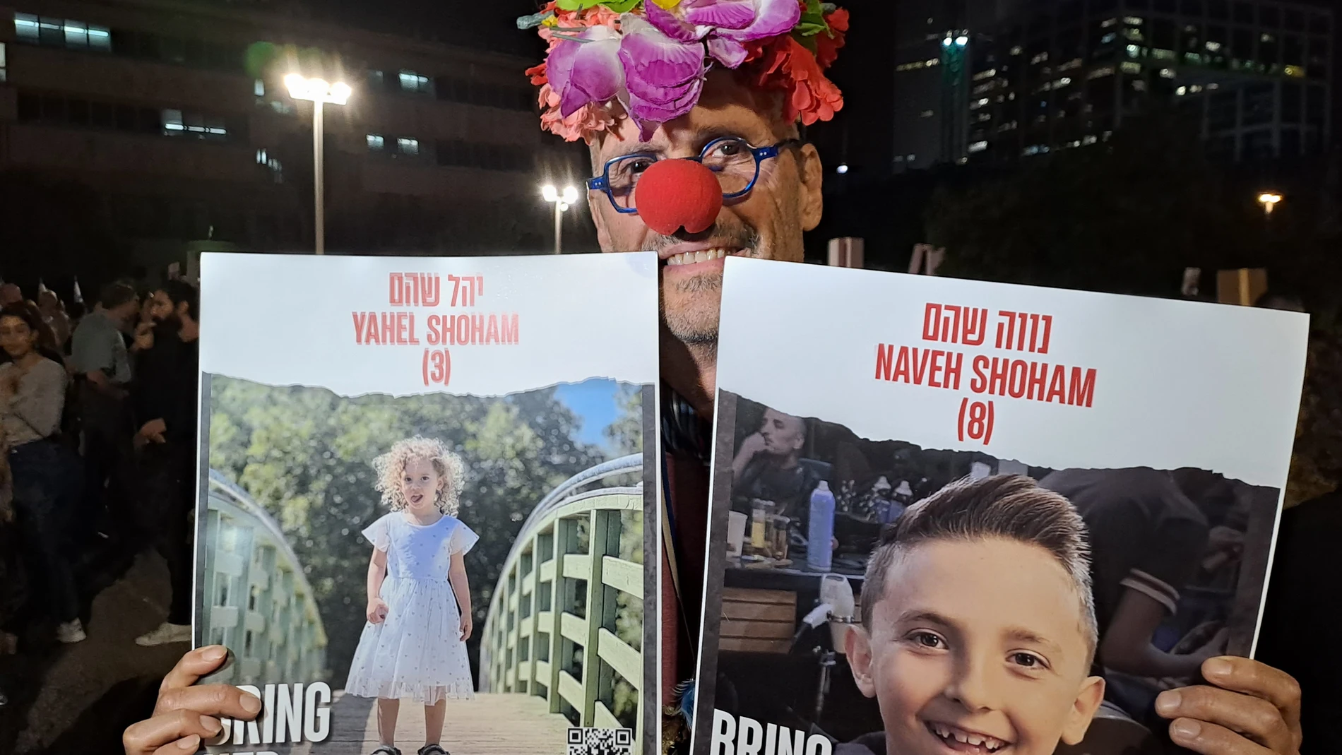 Tel Aviv (Israel), 25 nov (EFE).- Miles de israelíes, unos 100.000 según los organizadores, se han congregado este sábado en Tel Aviv para conmemorar los 50 días del ataque de Hamás contra Israel, en el que el grupo islamista tomó más de 240 rehenes, para pedirle al Gobierno que los libere a todos y recordar que seguirán luchando hasta que el último de ellos vuelva a casa. EFE/ Jorge Fuentelsaz Franganillo