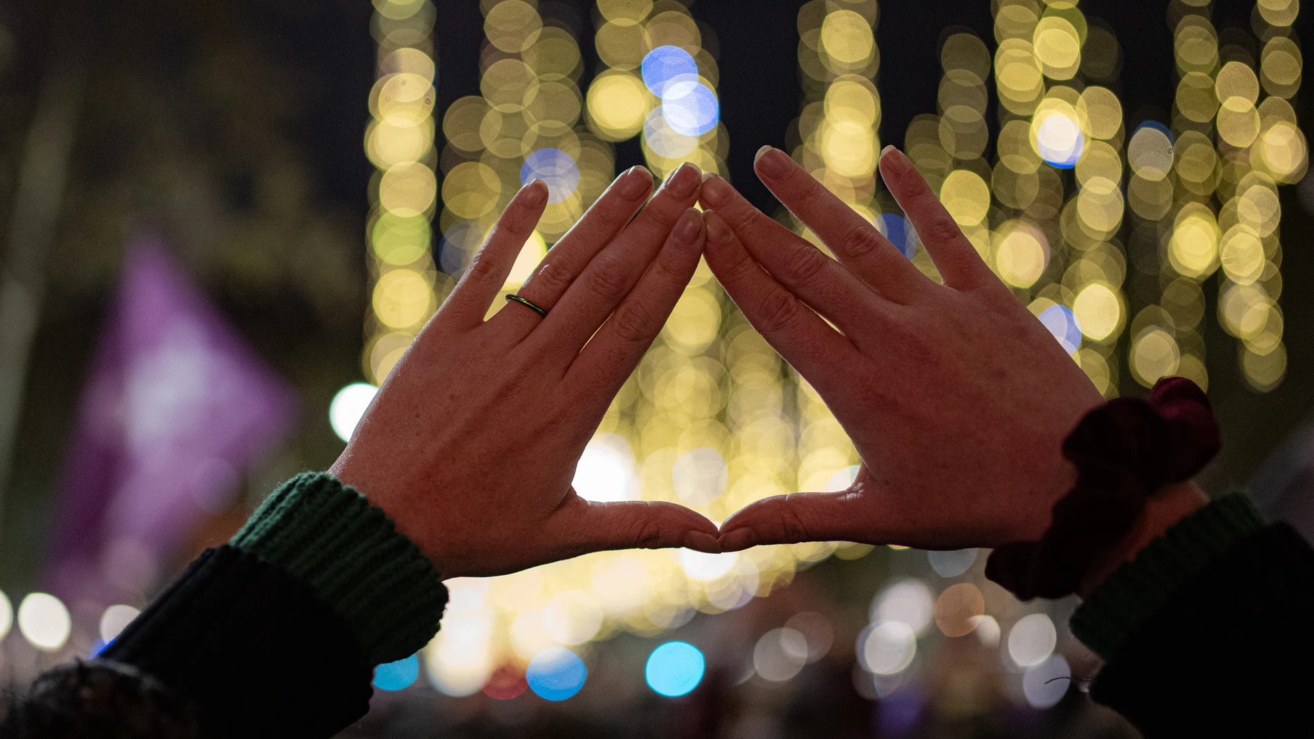 Unas manos forman un triángulo (símbolo feminista), durante una manifestación por el 25N, a 25 de noviembre de 2023, en Barcelona, Catalunya (España). La marcha ha sido convocada por Noviembre Feminista bajo el lema 'Prou violències masclistes! S'ha acabat!'. Esta es una de las manifestaciones convocadas hoy en España para conmemorar el Día Internacional de la Eliminación de la Violencia contra la Mujer declarado por la Asamblea General de Naciones Unidas para sensibilizar a los ciudadanos re...