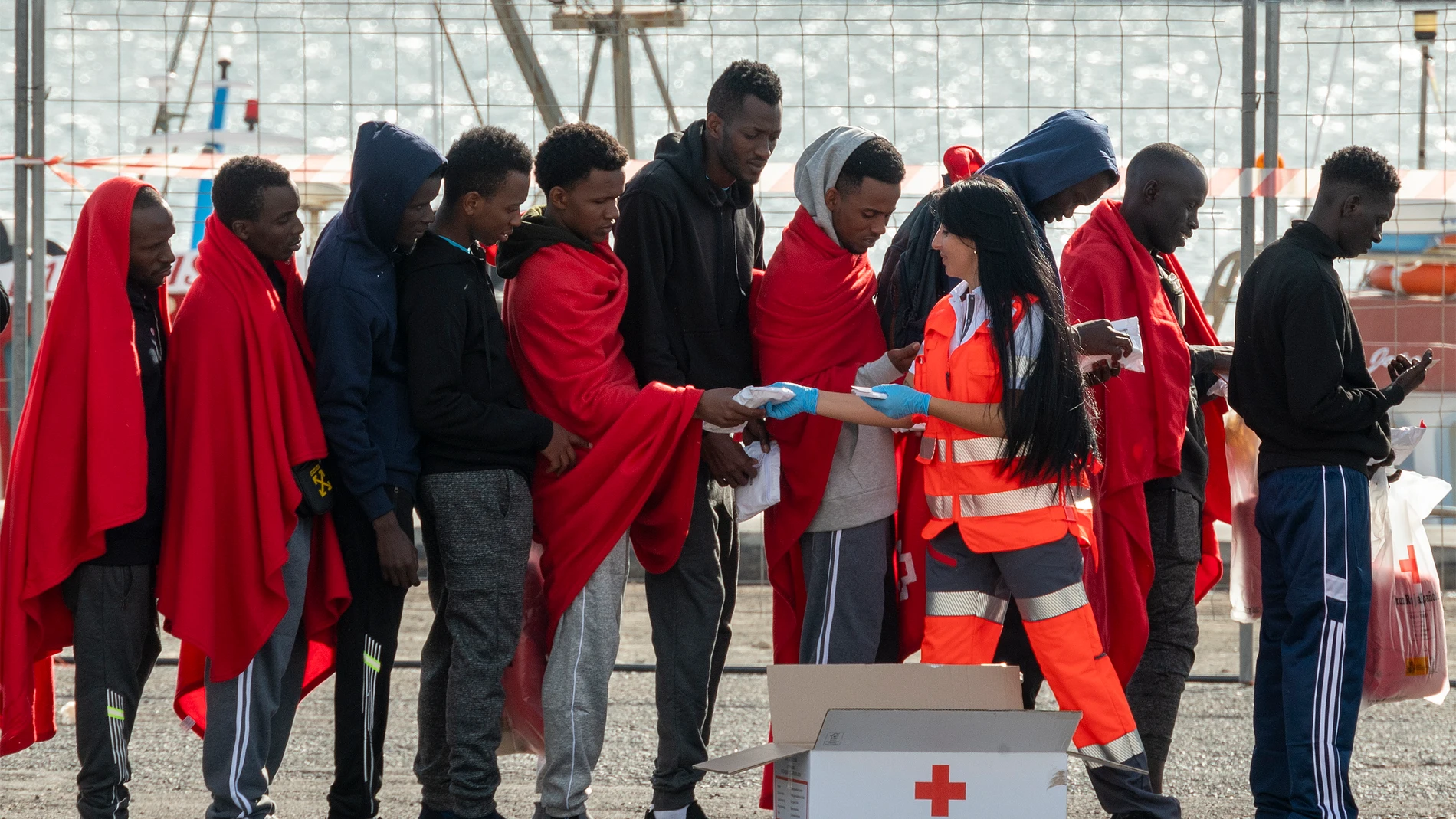 (CORRIGE PIE DE FOTO) GRAFCAN1351. ARRECIFE (LANZAROTE), 26/11/2023.-Salvamento Marítimo ha rescatado durante la pasada madrugada a 238 personas que viajaban en varias embarcaciones en aguas cercanas a Lanzarote. En la imagen, llegada de algunos de estos inmigrantes a Puerto Naos, donde fueron atendidos por personal de Cruz Roja y el Servicio Canario de Salud. EFE/ Adriel Perdomo