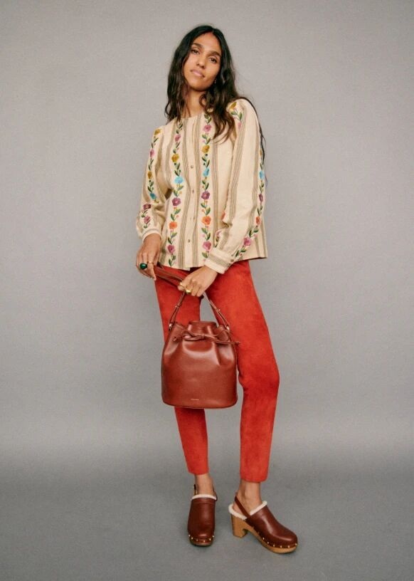 Blusa de flores.