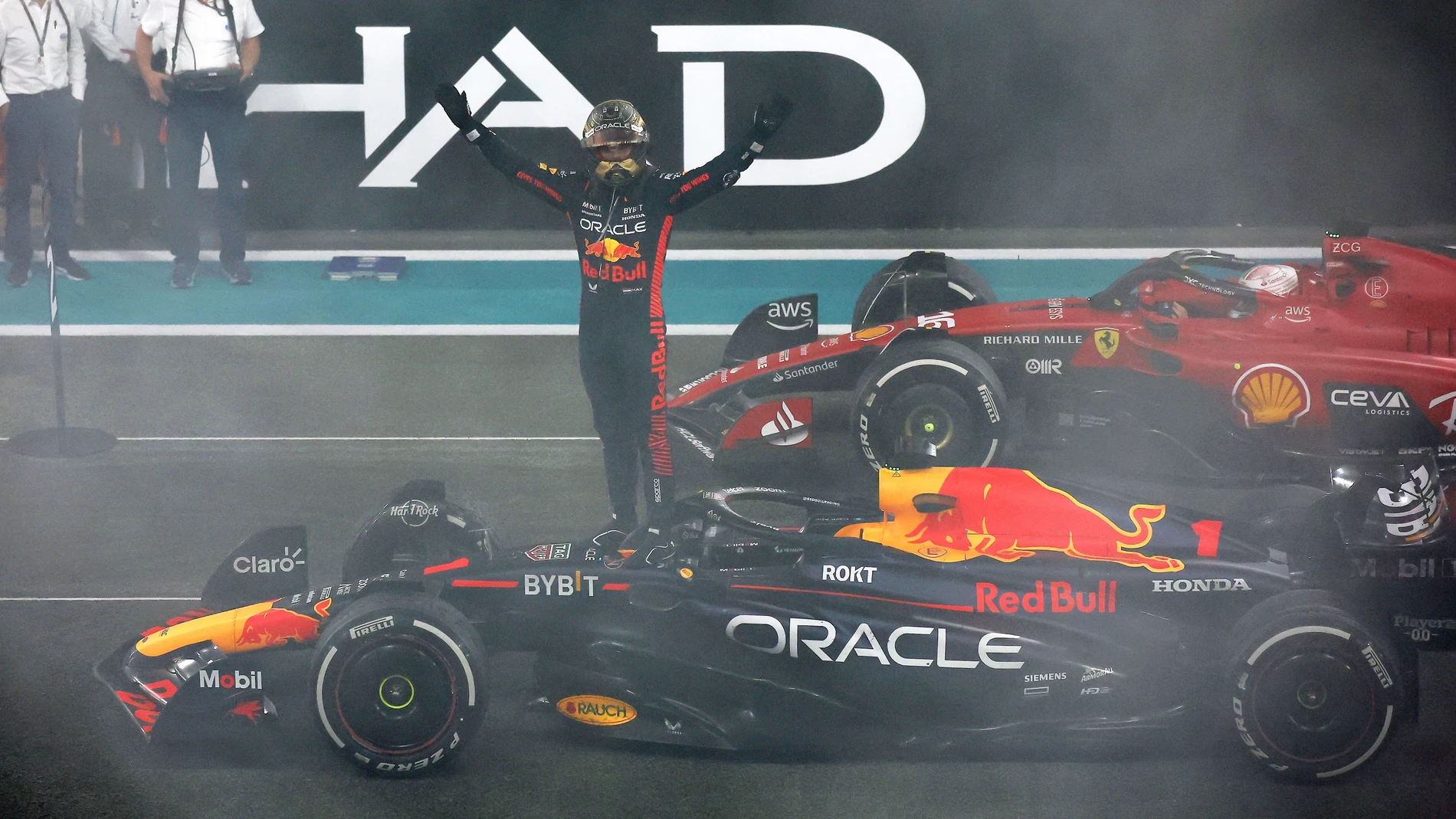 Abu Dhabi (United Arab Emirates), 26/11/2023.- Dutch Formula One driver Max Verstappen of Red Bull Racing celebrates after winning the Formula 1 Abu Dhabi Grand Prix in Abu Dhabi, United Arab Emirates, 26 November 2023. (Fórmula Uno, Emiratos Árabes Unidos) EFE/EPA/ALI HAIDER