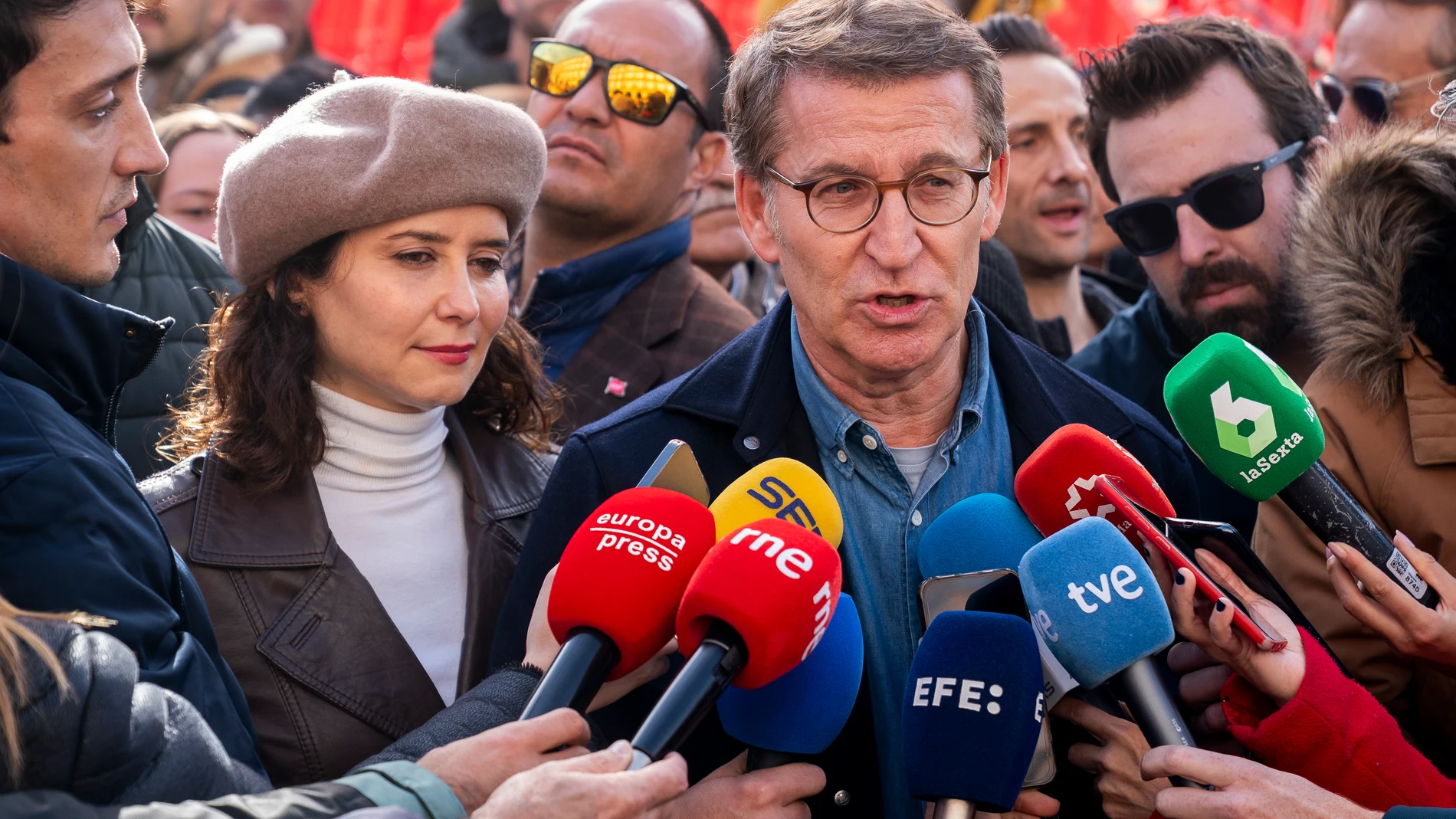 El presidente del Partido Popular, Alberto Núñez Feijóo, y la presidenta de la Comunidad de Madrid, Isabel Díaz Ayuso, atienden a los medios de comunicación durante su visita al mercadillo navideño en la Plaza Mayor de Madrid, a 26 de noviembre de 2023, en Madrid (España). Durante su paseo por el mercado navideño, Feijóo ha anunciado que habrá cambios en el organigrama del Partido Popular. Tras ratificar el líder del PP que Cuca Gamarra se dedicará “a tiempo completo” a la Secretaría General ...