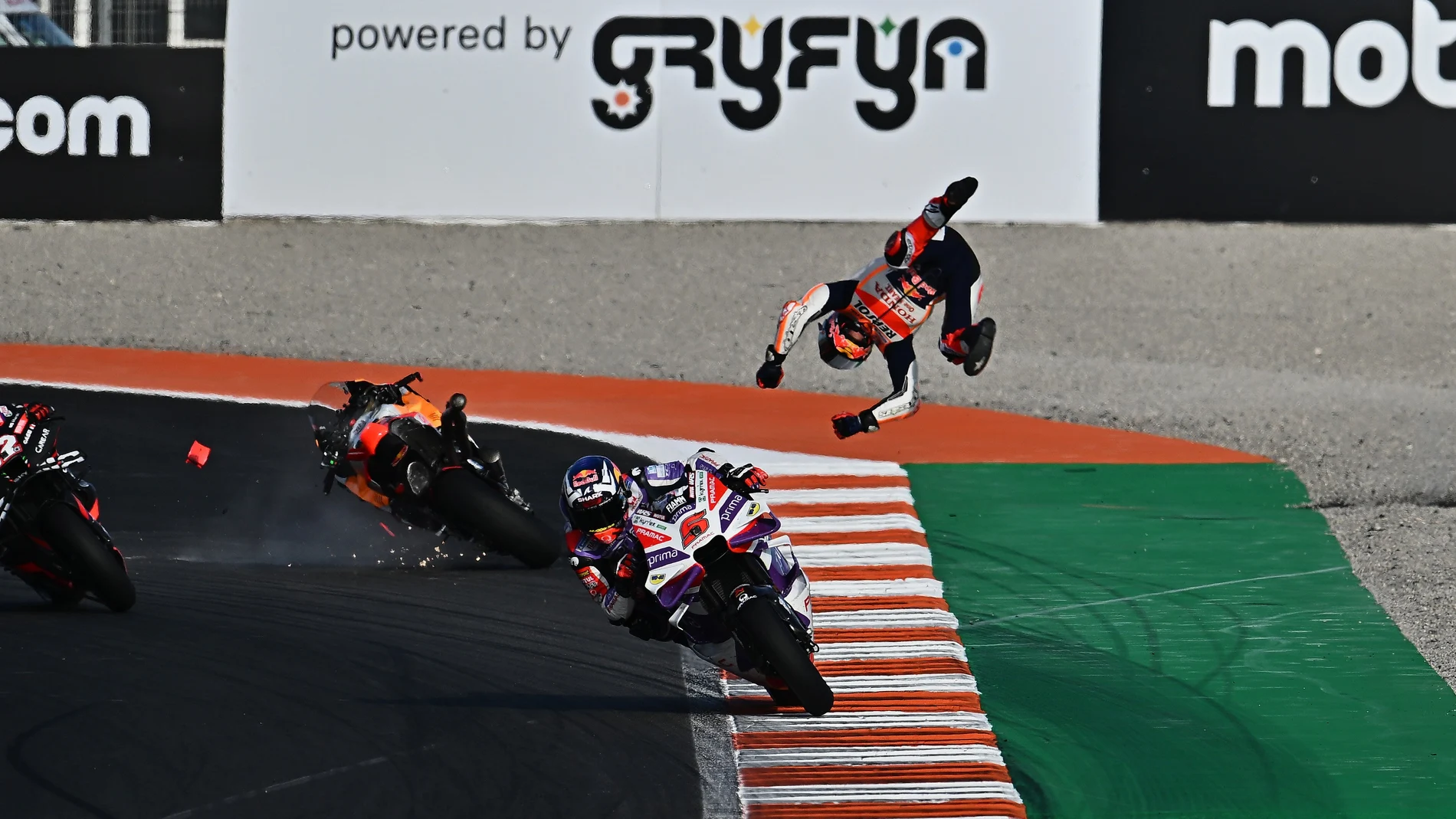 Momento de la caída de Marc Márquez en la carrera de Valencia