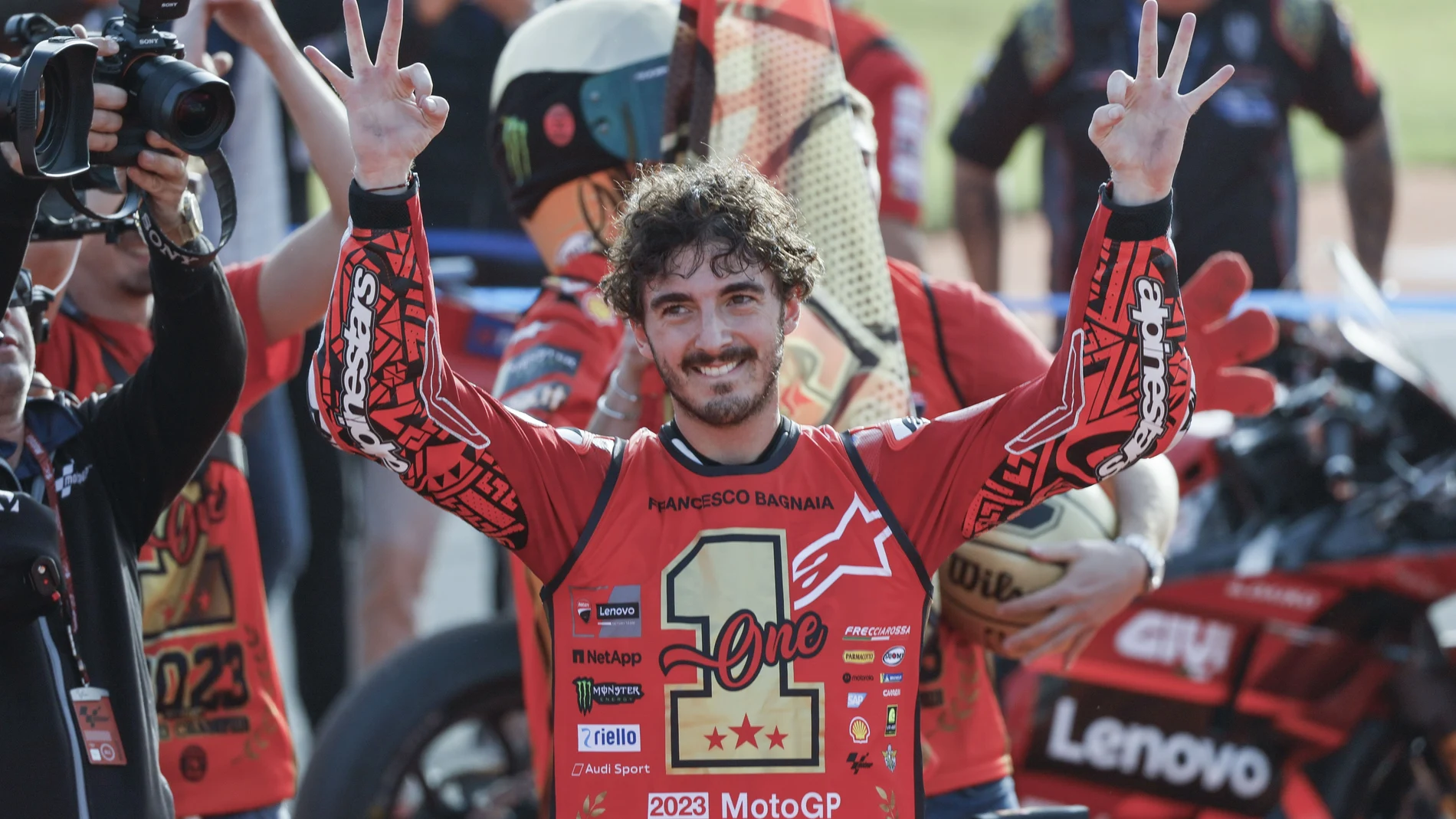 Pecco Bagnaia celebra su título mundial de MotoGP