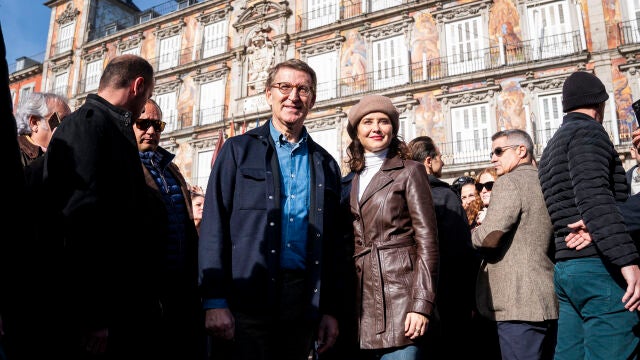 Feijóo y Ayuso visitan el mercado navideño de la Plaza Mayor de Madrid