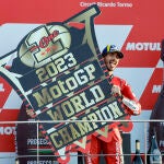 Pecco Bagnaia, en el podio con su cartel de campeón
