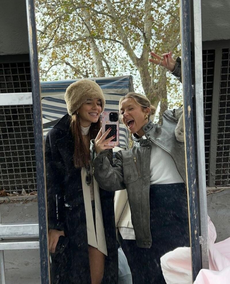 Jennifer Muchelas con look de gorro con estilo ruso.