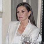 La Reina Letizia con traje blanco.