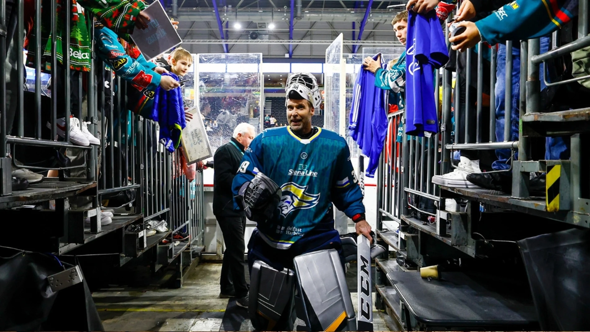 Petr Cech saliendo del estadio tras debutar en Elite Ice Hockey League