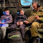 HANDOUT - 26 November 2023, Israel, ---: Children sit inside IAF helicopter, as they released by Hamas militants, amid a hostages-prisoners swap deal between Hamas and Israel. Photo: -/GPO/dpa ATTENTION: editorial use only and only if the credit mentioned above is referenced in full 26/11/2023 ONLY FOR USE IN SPAIN