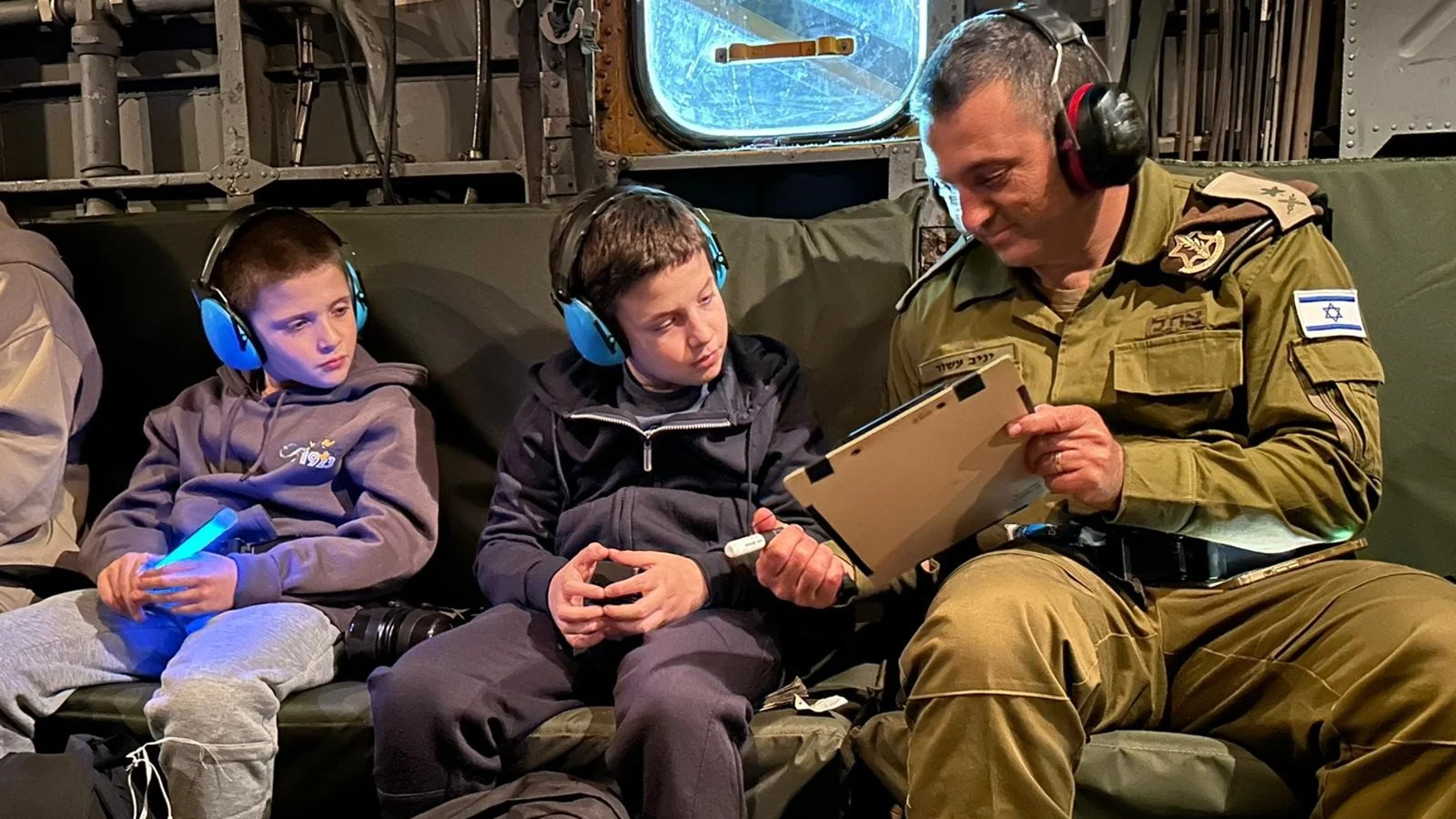 HANDOUT - 26 November 2023, Israel, ---: Children sit inside IAF helicopter, as they released by Hamas militants, amid a hostages-prisoners swap deal between Hamas and Israel. Photo: -/GPO/dpa ATTENTION: editorial use only and only if the credit mentioned above is referenced in full 26/11/2023 ONLY FOR USE IN SPAIN