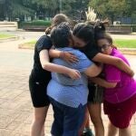 Pacientes con el Síndrome Prader-Willi se funden en un abrazo