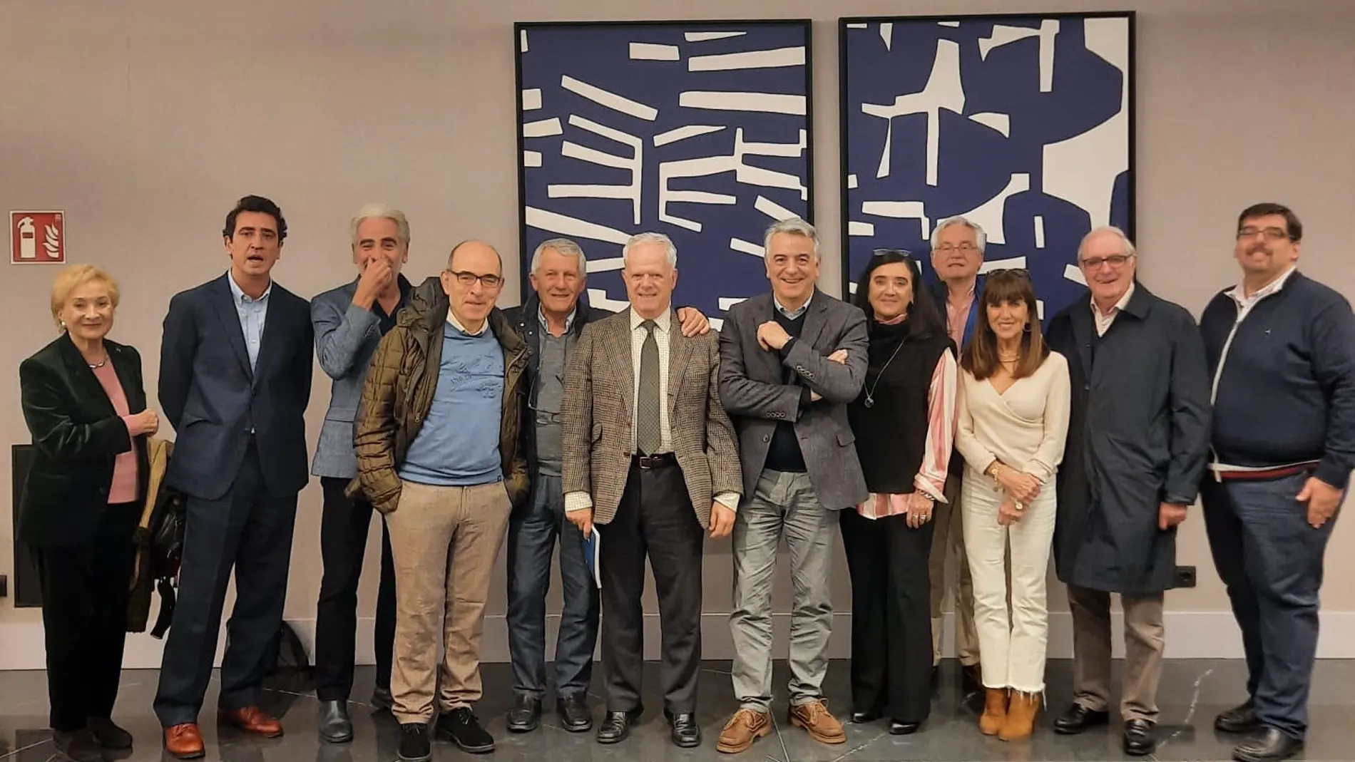 En la foto, Ramón Rabanera, Javier de Andrés, Guillermo Gortázar, Federico Verásregui y el historiador Pedro Chacón entre otros.