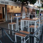 Los veladores en ciertas calles céntricas de la capital hispalense hacen imposible incluso caminar por ellas
