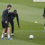 Theo Zidane, junto a Rüdiger, en el entrenamiento del Real Madrid