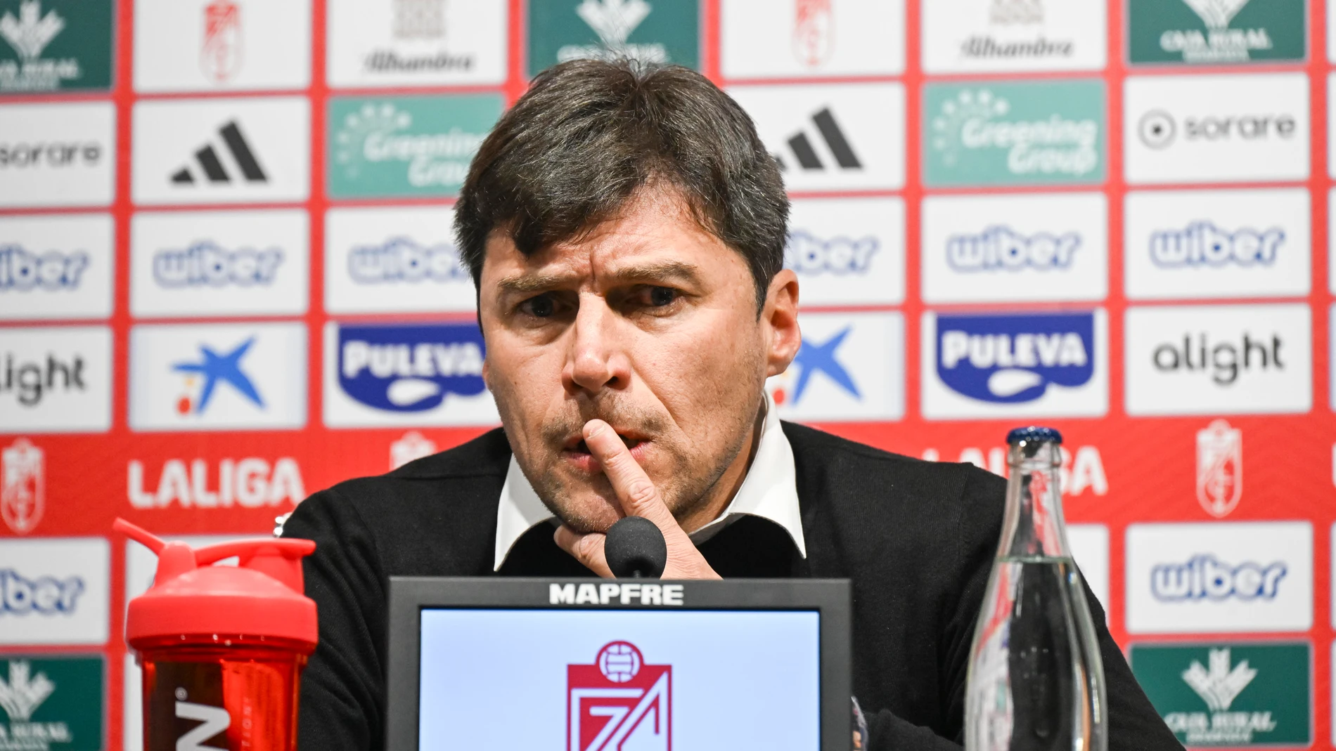 GRANADA, 28/11/2023.- El nuevo entrenador del Granada, el uruguayo Alexander ‘Cacique’ Medina, calificó su primera experiencia en Europa como “un gran desafío” que afronta “con ilusión y convencimiento” de que puede lograr la permanencia en Primera de los andaluces durante su presentación oficial en rueda de prensa, este martes en Granada. EFE/ Miguel Ángel Molina