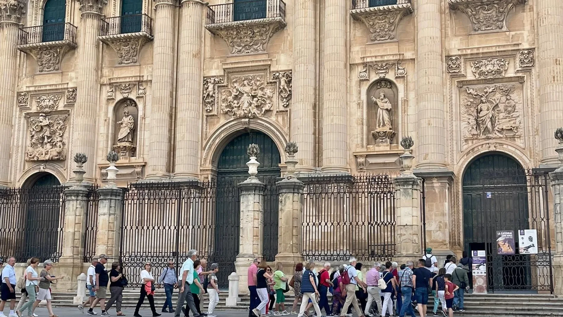 Turistas en la Catedral de Jaén