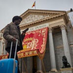 Jóvenes pasando junto a la fachada del Congreso de los Diputados. / © Alberto R. Roldán 