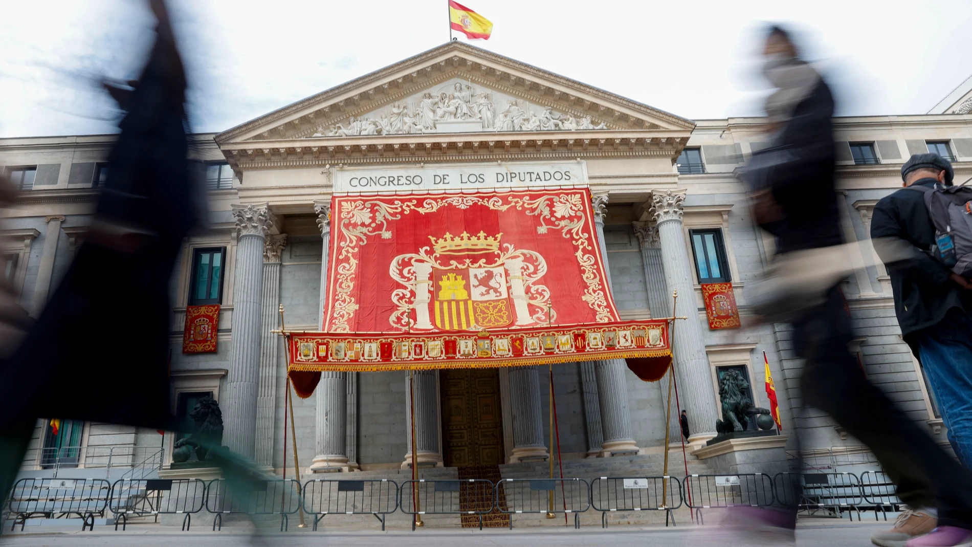MADRID, 28/11/2023.- Vista exterior del Congreso de los Diputados durante el pleno de este martes en Madrid, en el que se votala reforma del artículo 46 del reglamento de la cámara que debe adaptar los nombres de las comisiones parlamentarias a los de los nuevos ministerios y aprueba la creación de ocho comisiones no legislativas. EFE/Juan Carlos Hidalgo