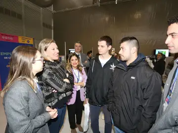 La consejera de Familia e Igualdad de Oportunidades, Isabel Blanco, conversa con varios jóvenes La consejera de Familia e Igualdad de Oportunidades, Isabel Blanco, conversa con varios jóvenes
