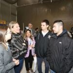 La consejera de Familia e Igualdad de Oportunidades, Isabel Blanco, conversa con varios jóvenes durante su visita a la 'Jornada de Empleabilidad de Castilla y León para Jóvenes'.