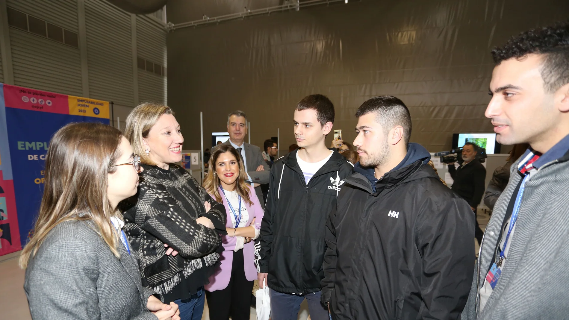 La consejera de Familia e Igualdad de Oportunidades, Isabel Blanco, conversa con varios jóvenes