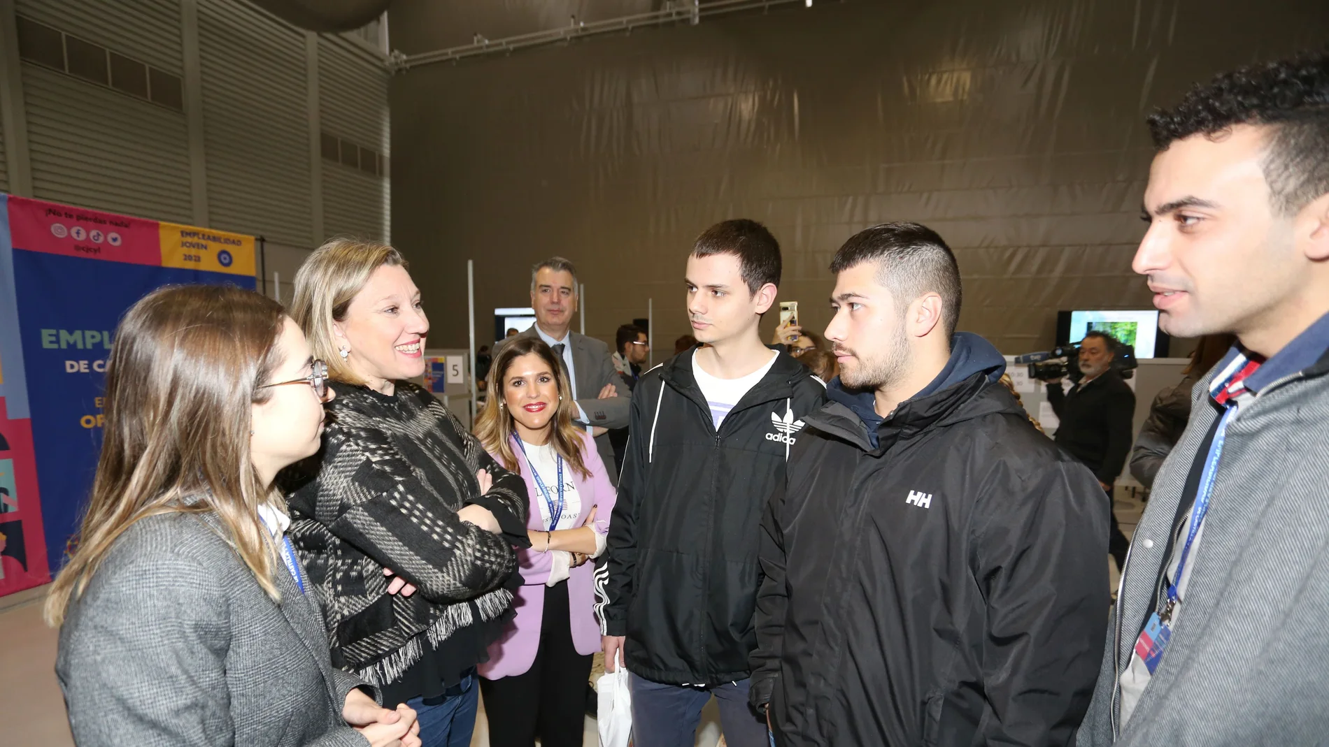 La consejera de Familia e Igualdad de Oportunidades, Isabel Blanco, conversa con varios jóvenes durante su visita a la 'Jornada de Empleabilidad de Castilla y León para Jóvenes'.