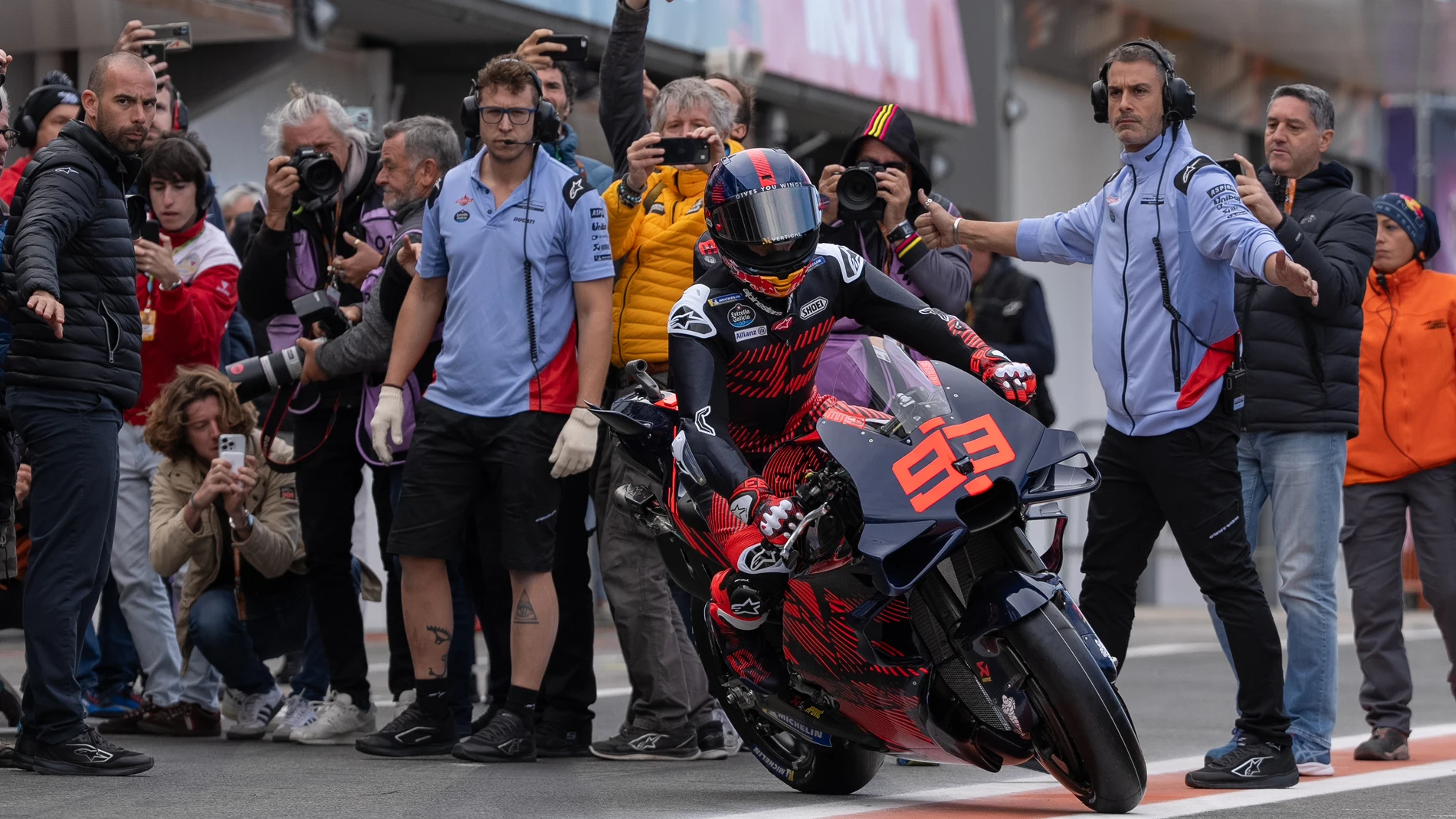 VALENCIA, 28/11/2023.- El piloto español Marc Marquez, este martes, en el Circuito Ricardo Tormo de Valencia. El español Maverick Viñales (Aprilia) lideró este martes los entrenamientos de MotoGP con un tiempo de un minuto, 29 segundos y 924 milésimas las tres primeras horas de test de 2024, en los que el español Marc Márquez (Ducati) sonrió tras probar por primera vez una Ducati y quedar segundo y el español Jorge Martín (Ducati), calificó tercero, antes de caer al suelo. EFE/ Circuito Ricar...