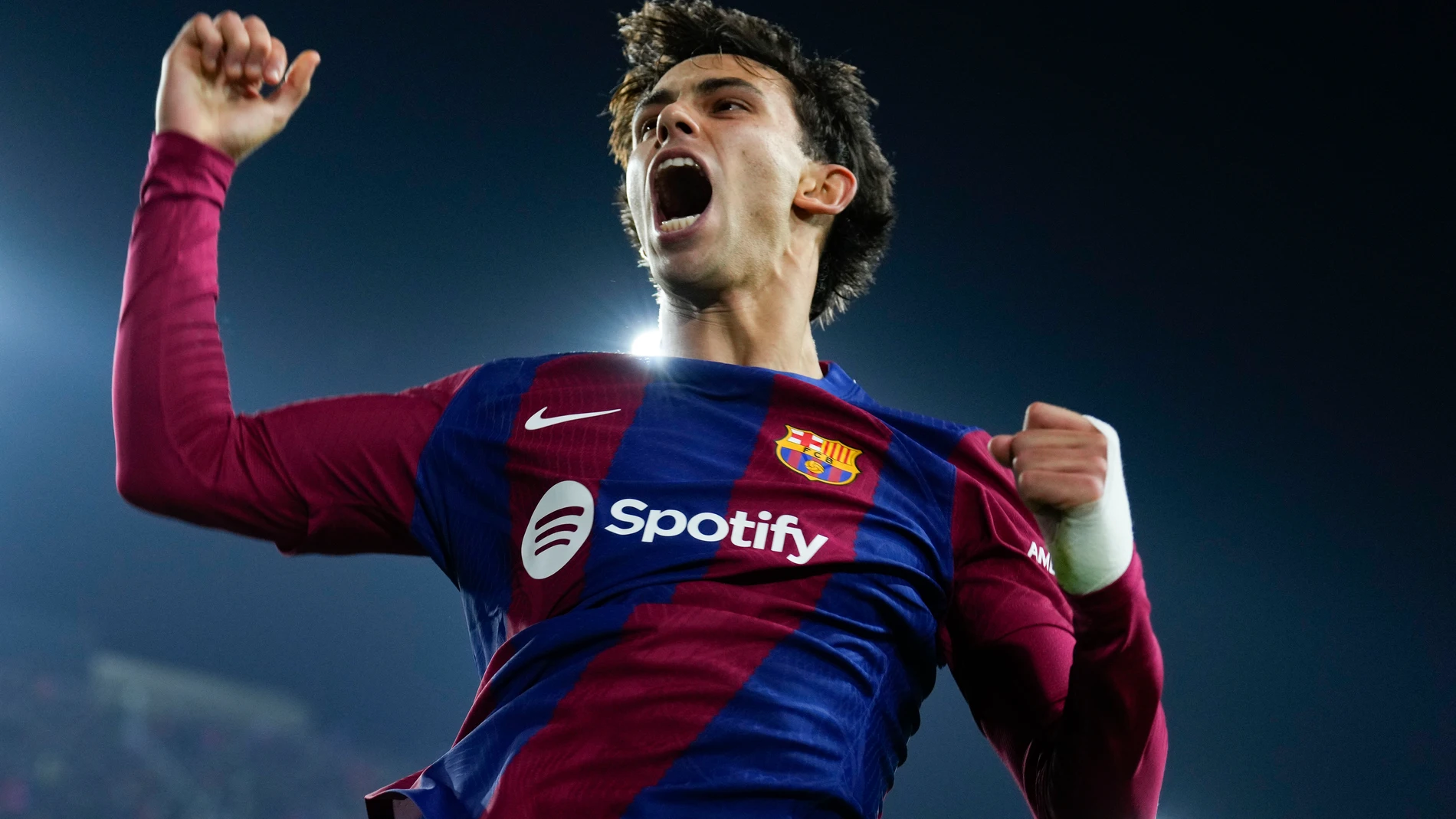 BARCELONA, 28/11/2023.- El delantero del Barcelona Joao Félix celebra tras marcar el segundo gol ante el Oporto, durante el partido de la fase de grupos de la Liga de Campeones que FC Barcelona y Oporto disputan hoy martes en el estadio Olímpico de Montjuic. EFE/Alejandro García
