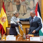 La vicepresidenta segunda y ministra de Trabajo, Yolanda Díaz, recibe al embajador palestino en España, Husni Abdel Wahed, y su homólogo de la Liga Árabe, Malek Twal