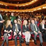 La infanta Elena, junto a Carnero, Carvajal, Sancho y García-Gallardo, entre las autoridades presentes en la subasta de Cascajares, en la imagen junto a Alfonso Jiménez
