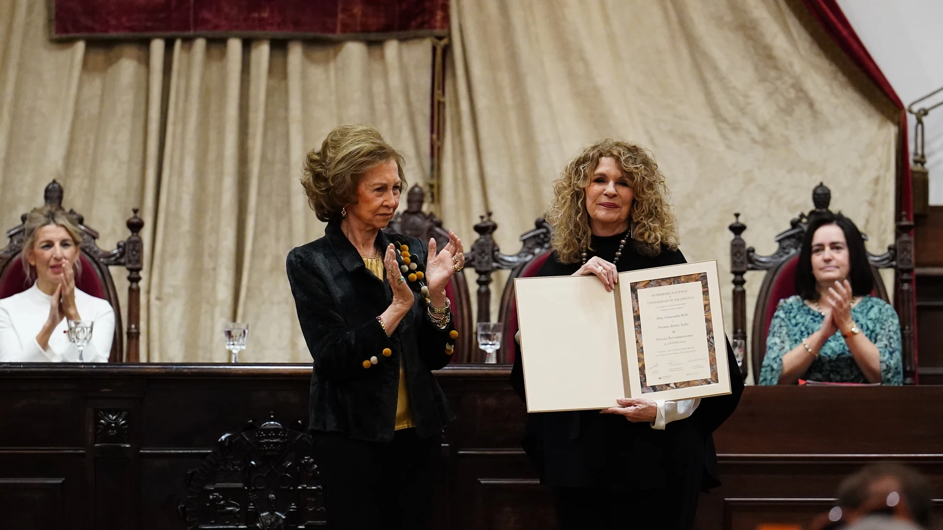 La Reina Sofía y la poeta Gioconda Belli, durante la entrega del XXXII Premio de Poesía Iberoamericana en el Paraninfo de la Universidad de Salamanca, a 29 de noviembre de 2023, en Salamanca, Castilla y León (España). El galardón ha recaído en Gioconda Belli, una poeta y novelista nicaragüense, quien fue despojada de esta nacionalidad en 2023 y adoptó la chilena.??En 1972, con su primer libro Sobre la grama, abordó sin tapujos el cuerpo y la sexualidad femenina 29 NOVIEMBRE 2023 Manuel Ánge...