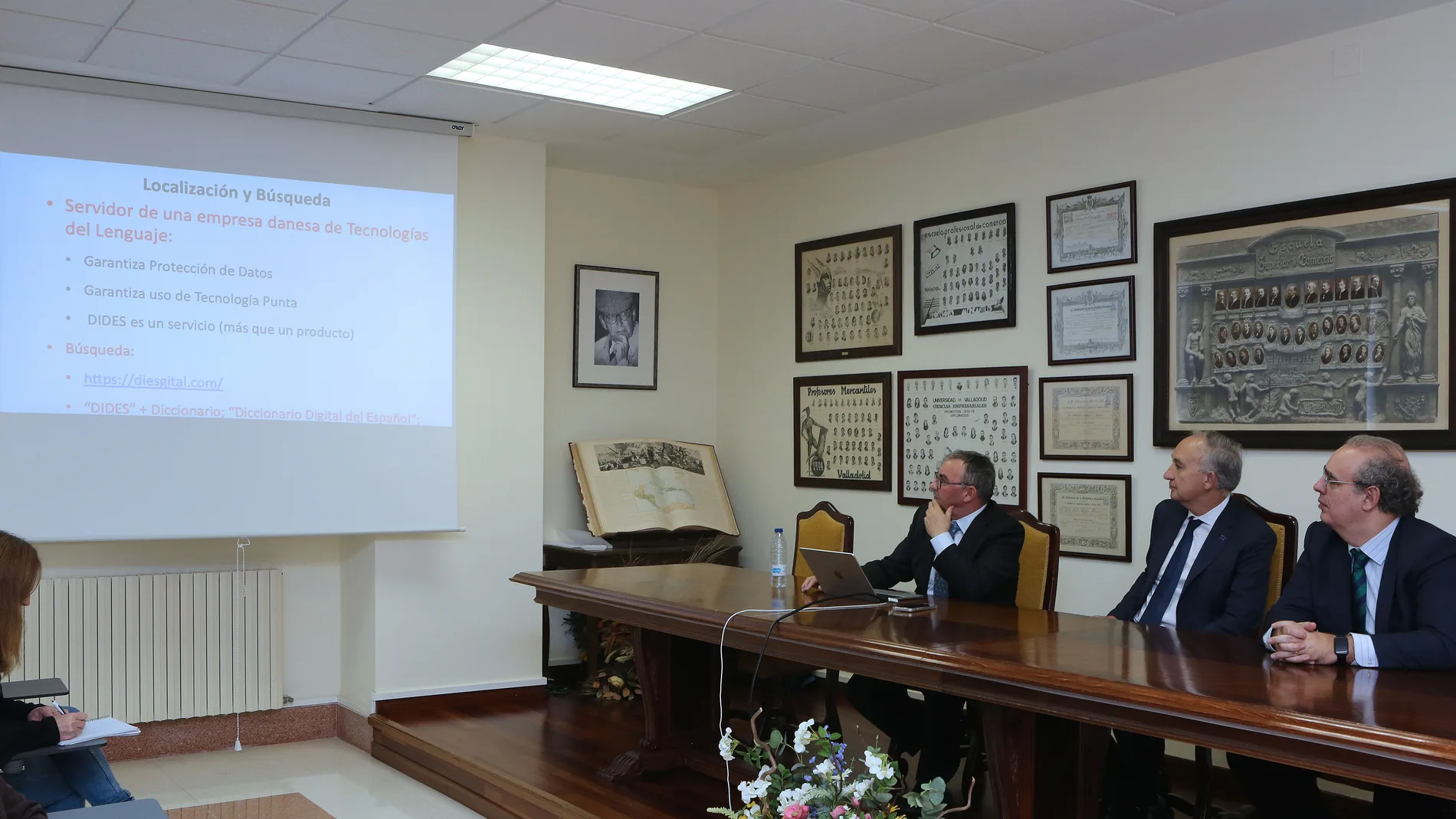 Pedro Fuertes, Antonio Largo y José Antonio Salvador Insúa presentan el diccionario digital en la Facultad de Comercio de la UVa