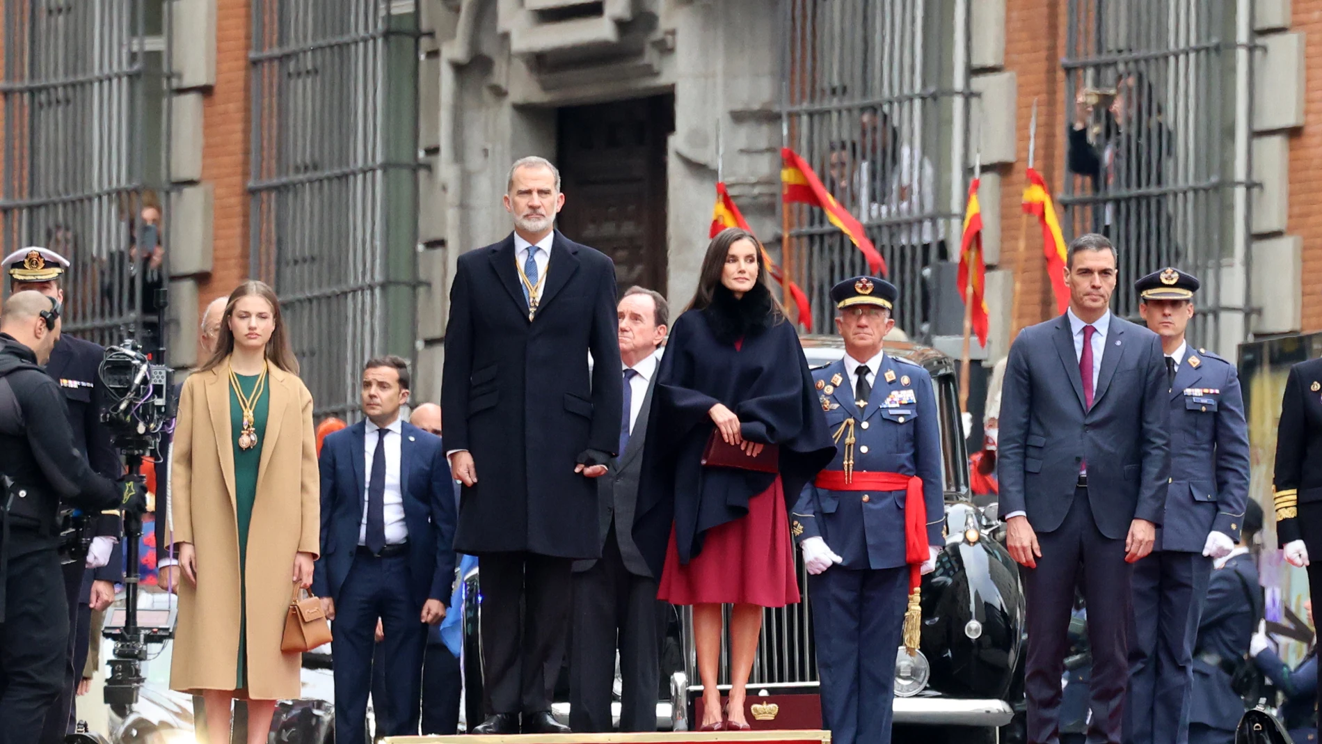 (I-D) La Princesa Leonor, el Rey Felipe, la Reina Letizia y el presidente del Gobierno, Pedro Sánchez, a su llegada a la Solemne Sesión de Apertura de las Cortes Generales de la XV Legislatura, en el Congreso de los Diputados, a 29 de noviembre de 2023, en Madrid (España). El Rey abre hoy la decimoquinta legislatura en una sesión plenaria solemne que reúne en el Congreso a diputados y senadores con la ausencia anunciada de Esquerra Republicana (ERC), Bildu y el Bloque Nacionalista Gallego. Fe...