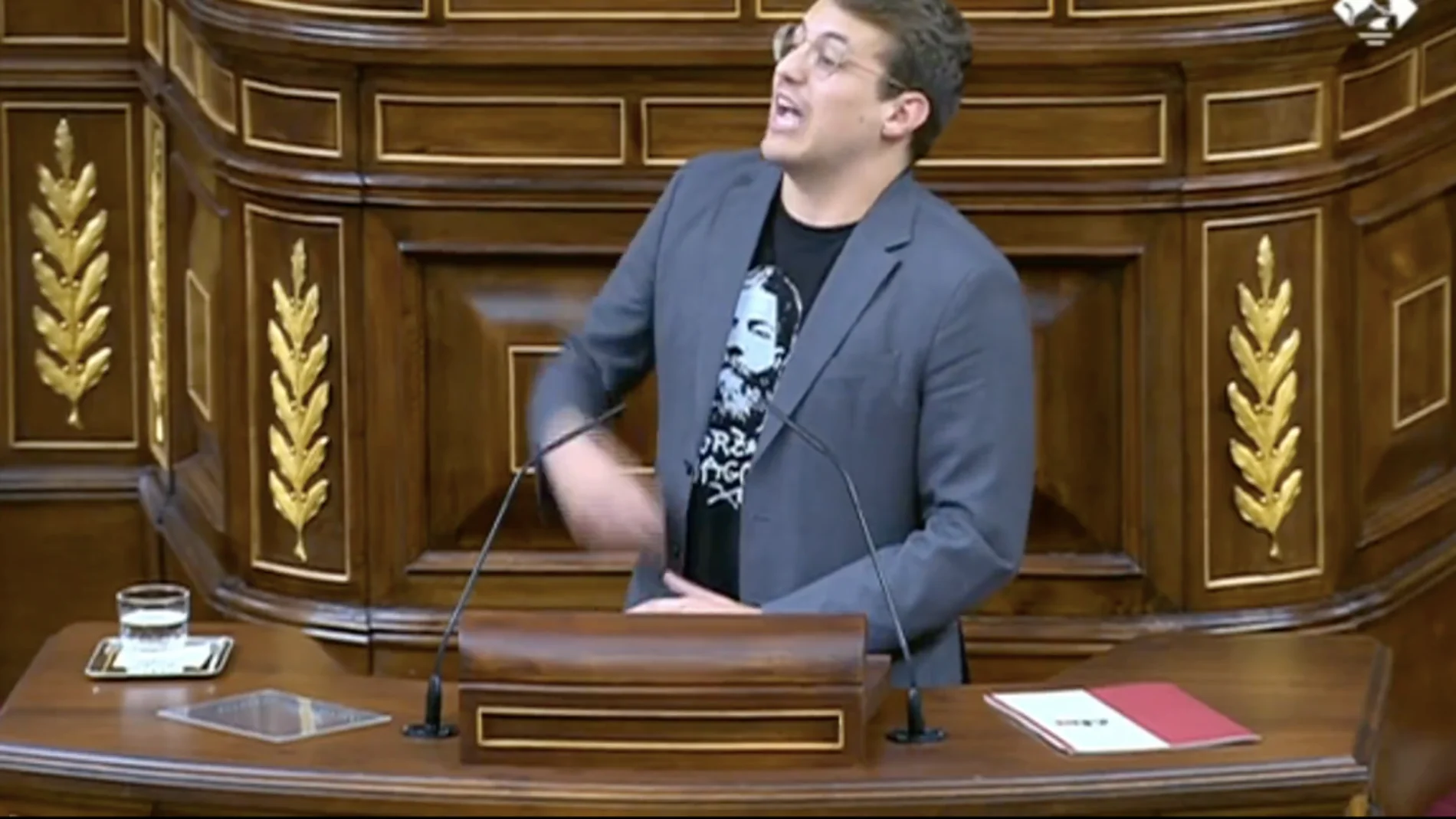 El diputado de Sumar, Jorge Pueyo, en el atril del Congreso