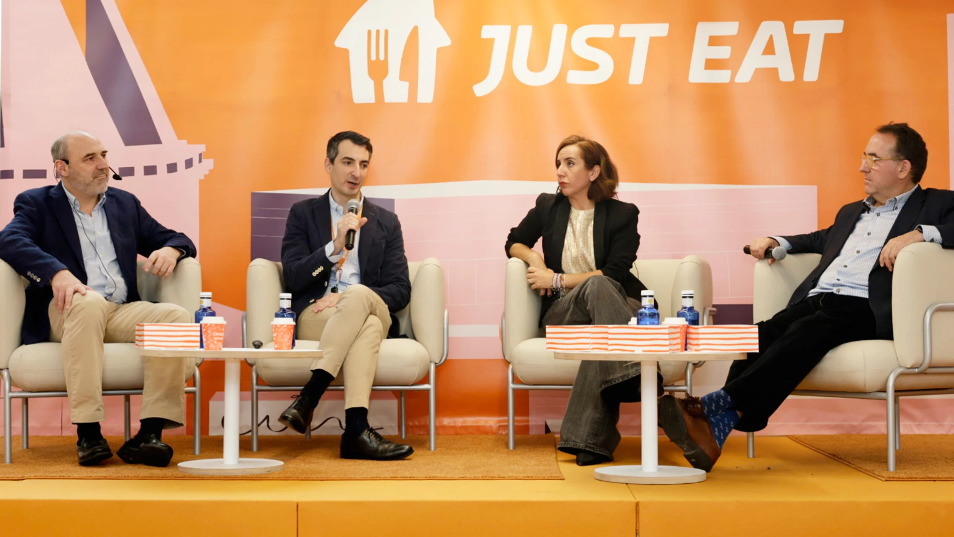 Diego Sebastián de Erice, director de desarrollo ecommerce de Dia España, Iñigo Barea, director general de Just Eat España, Adriana Bonezzi, directora general de Marcas de Restauración, y José Luis Yzuel, presidente de Hostelería de España