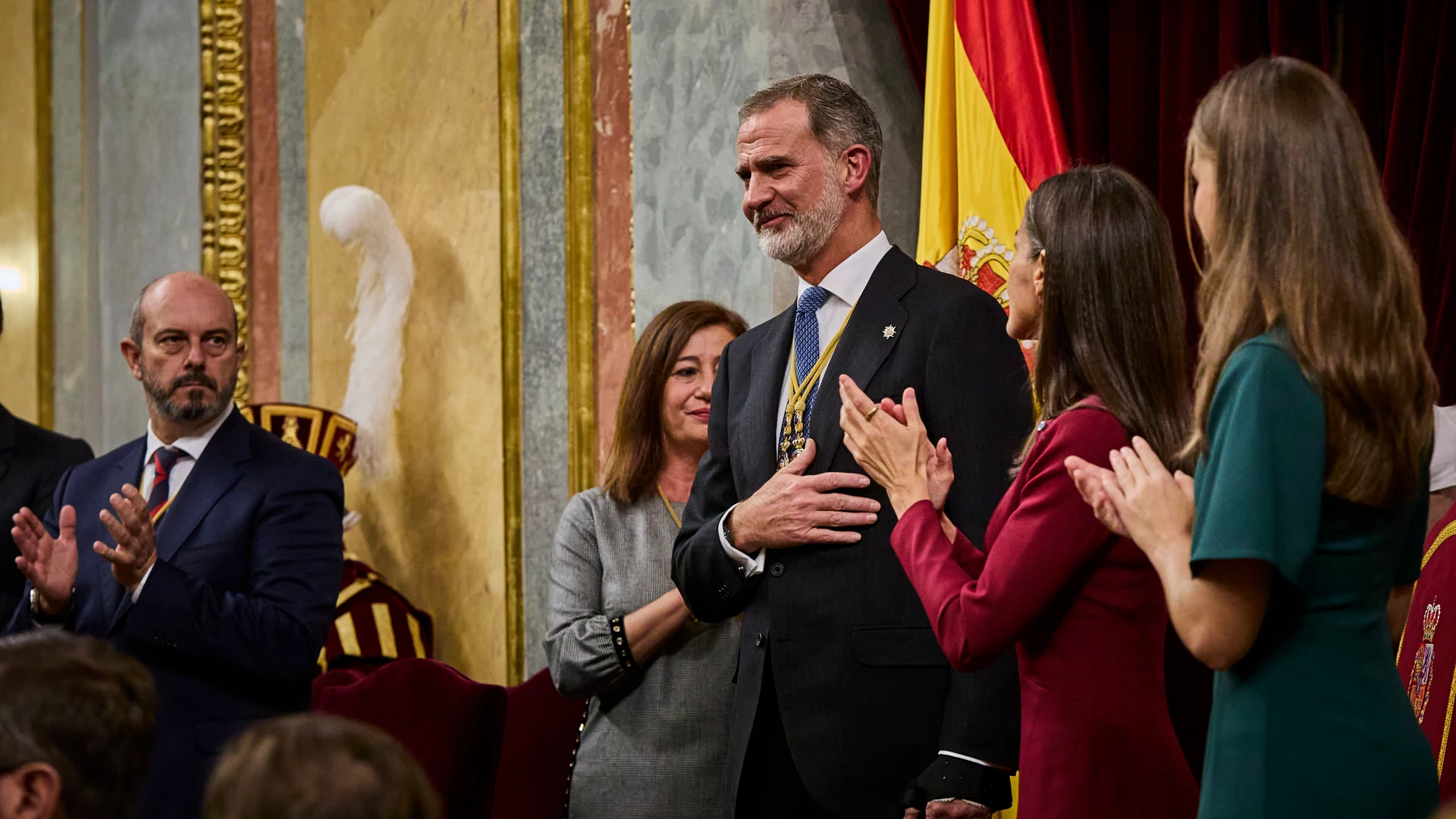 Los Reyes Felipe VI y Letizia junto con la Infanta Leonor presiden la solemne sesión de apertura de las Cortes Generales de la XV legislatura en el Congreso de los Diputados. / © Alberto R. Roldán 29 11 2023