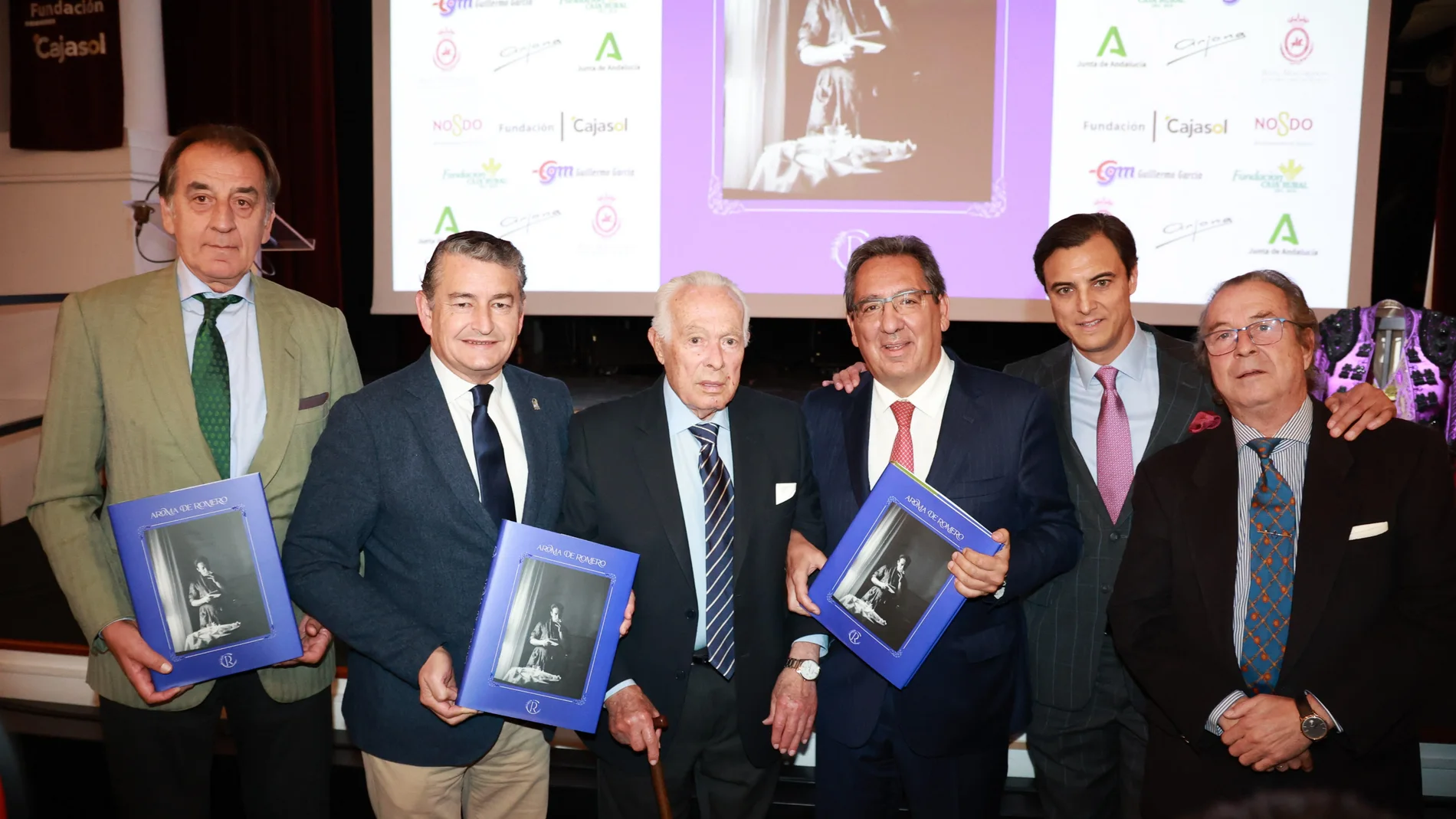 Curro Romero "reaparece" en la celebración de su 90 cumpleaños "Con aroma de Romero"