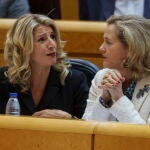 Yolanda Díaz y Nadia Calviño en un Pleno del Senado.