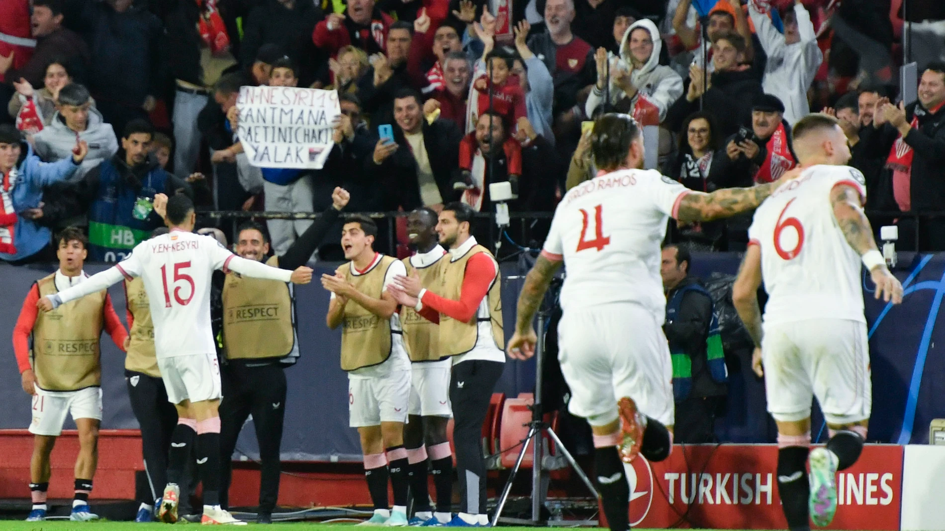 SEVILLA, 29/11/2023.- El delantero marroquí del Sevilla FC Youssef En-Nesyri (i) celebra junto a sus compañeros tras anotar el 2-0 ante el PSV Eindhoven durante el partido de la Jornada 5 de la fase de grupos de la Liga de Campeones que estos dos equipos juegan hoy en el estadio Sánchez Pizjuán. EFE/Rául Caro