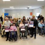 Darío Álvarez, Alicia Mateos y Rocío Molpeceres, de Aspace Valladolid, presentan el calendario solidario junto al escritor César Pérez Gellida, 