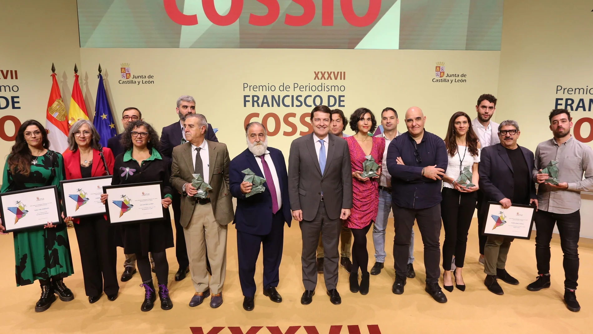 Foto de familia del presidente Mañueco con los premiados