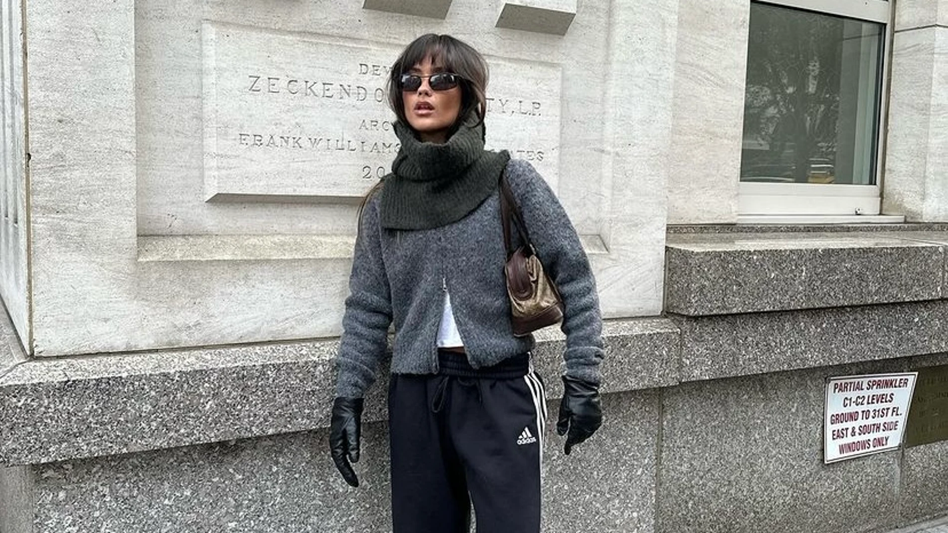 Así se combina la chaqueta de punto con cremallera según las influencers.