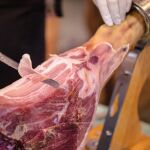 Un cortador con un jamón