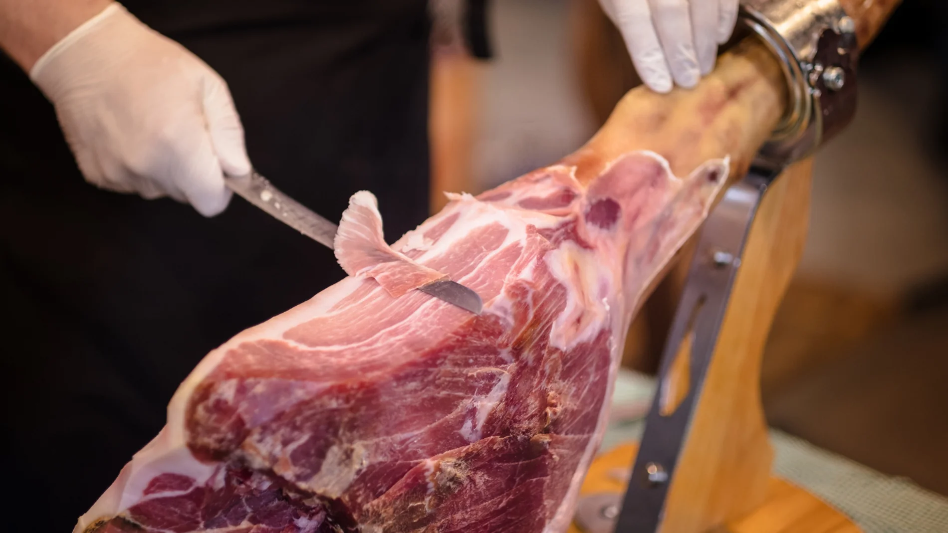 Un cortador con un jamón