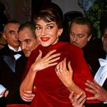 El elegante vestido de terciopelo rojo acompañado de una estola del mismo material con el que debutó en París. Maria Callas, se complementaba con joyas valoradas en un millón de dólares 