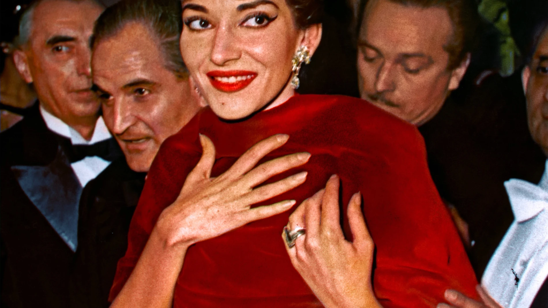 El elegante vestido de terciopelo rojo acompañado de una estola del mismo material con el que debutó en París. Maria Callas, se complementaba con joyas valoradas en un millón de dólares