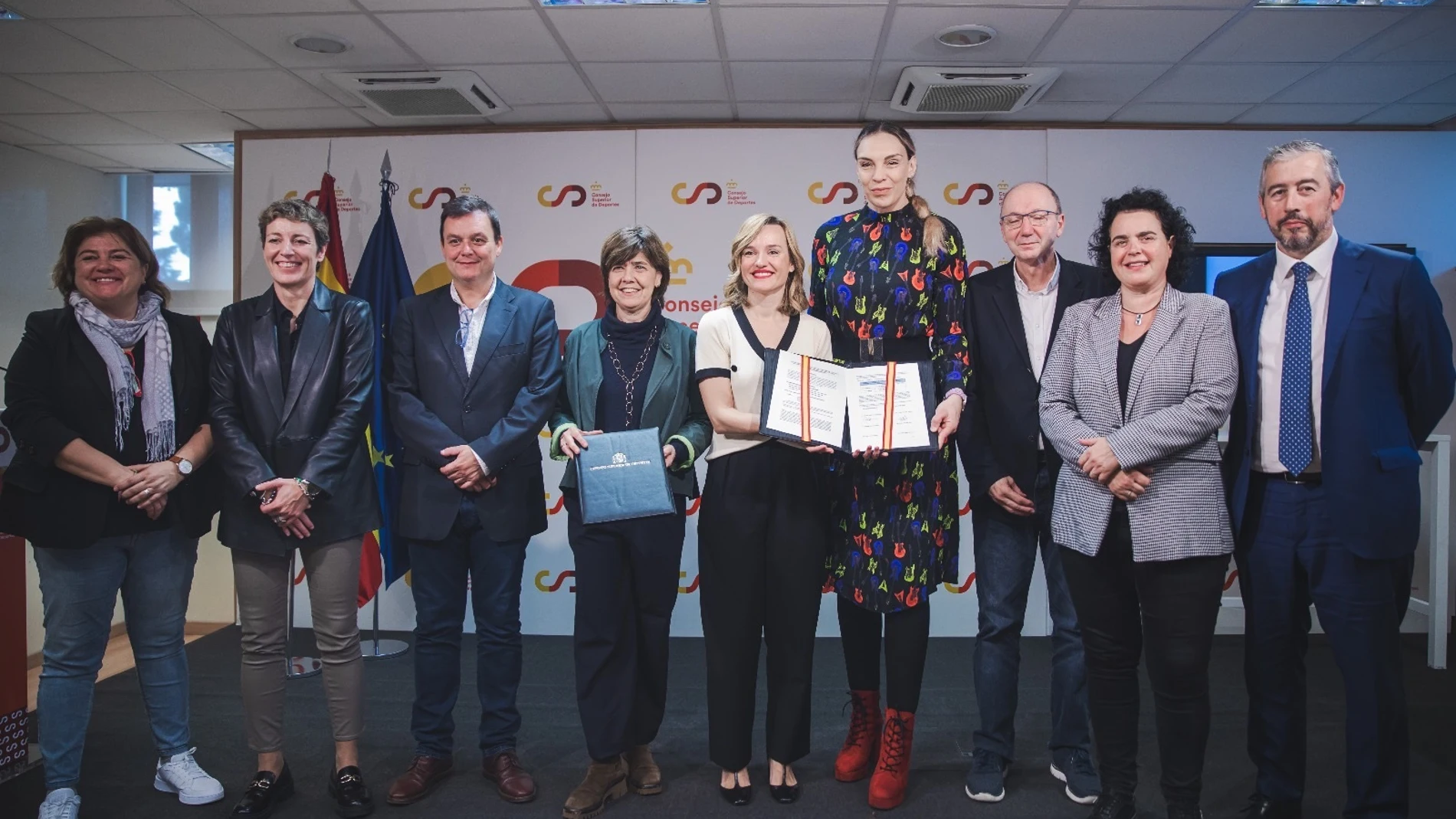 Clubes y jugadoras firman el acuerdo sobre el contenido del nuevo convenio colectivo de la LF Endesa