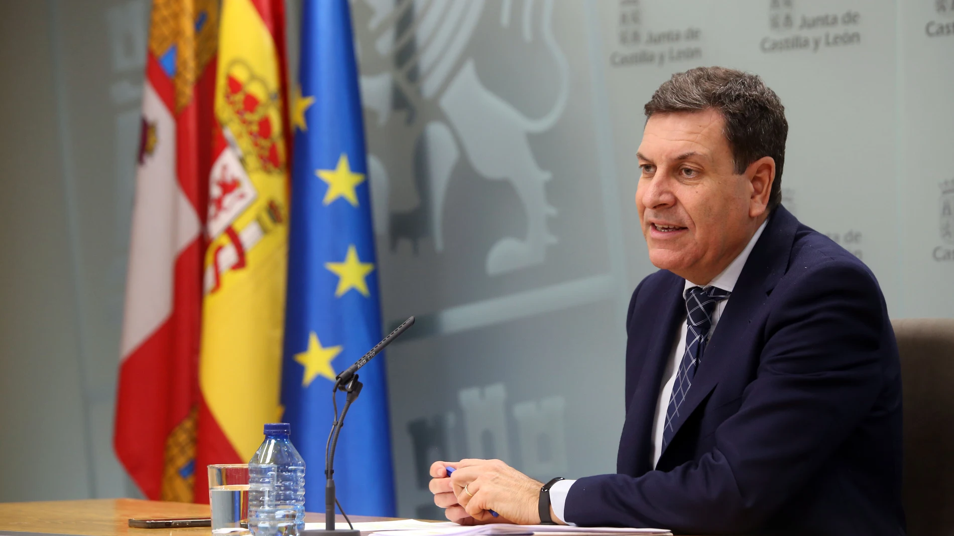 El consejero portavoz Carlos Fernández Carriedo en rueda de prensa