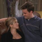 Jennifer Aniston y Matthew Perry en una escena de "Friends"